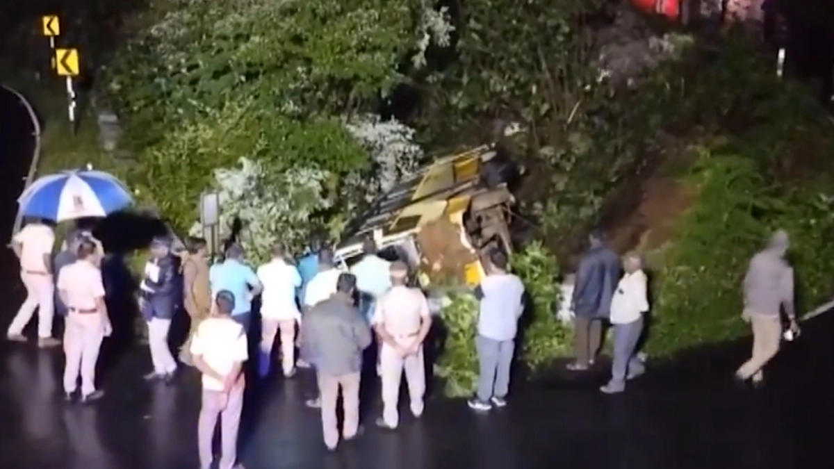 Accident in Tamil Nadu: ভয়াবহ দুর্ঘটনা! ২০ ফুট গভীর খাদে উল্টে গেল বাস, আহত প্রায় ৪০