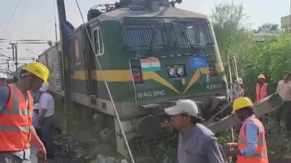Train Derailed: লাইন থেকে সরে গেল ইঞ্জিন, ফের বিপদের মুখে যাত্রীবাহি ট্রেন
