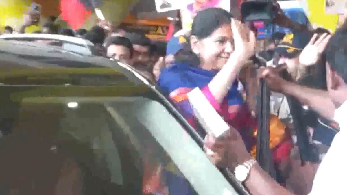 Kanimozhi Led Delegation Returns: বিশ্বের পাঁচ দেশ ঘুরে নিজের ঘরে ফিরলো কানিমোঝির নেতৃত্বাধীন প্রতিনিধি দল, চেন্নাই বিমানবন্দরে স্বাগত জানাল পার্টি কর্মীরা (দেখুন ভিডিও)