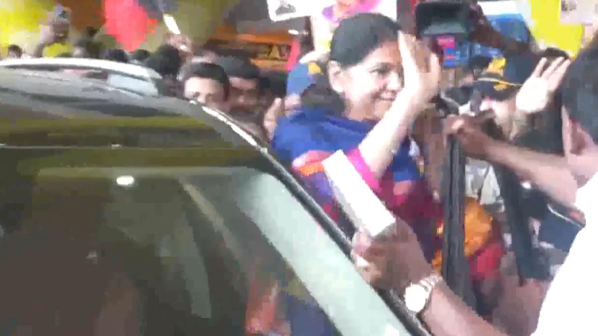 Kanimozhi Led Delegation Returns: বিশ্বের পাঁচ দেশ ঘুরে নিজের ঘরে ফিরলো কানিমোঝির নেতৃত্বাধীন প্রতিনিধি দল, চেন্নাই বিমানবন্দরে স্বাগত জানাল পার্টি কর্মীরা (দেখুন ভিডিও)