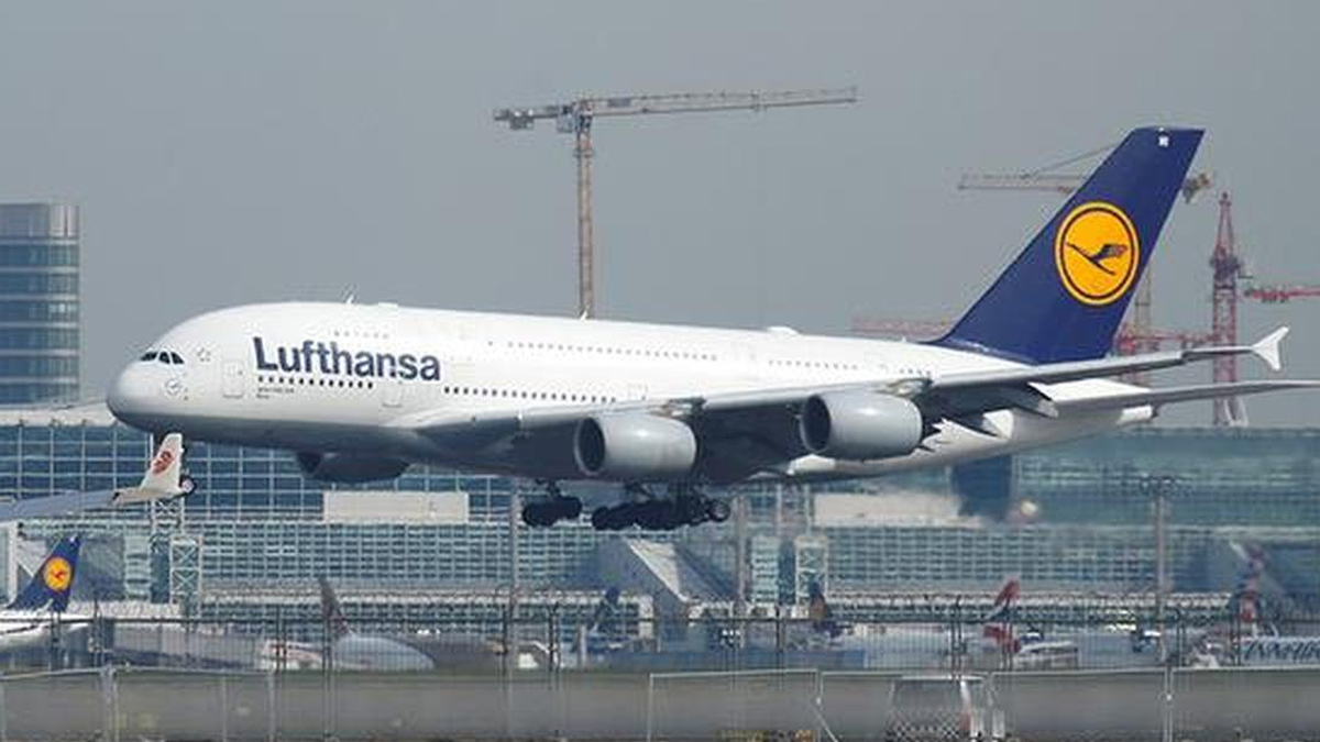 Lufthansa Flight: মাঝ আকাশে বিমান বিস্ফোরিত হওয়ার হুমকি, হায়দরাবাদগামী লুফথানসার বিমানের অবতারণের অনুমতি বাতিল, তারপর যা হল