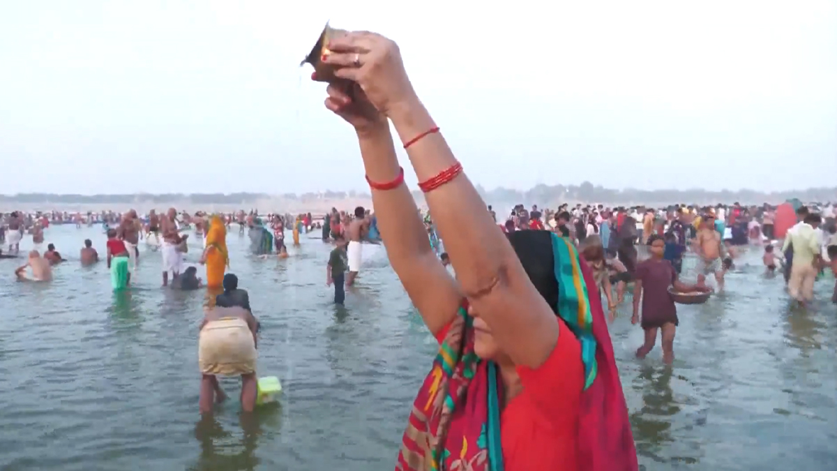 Ganga Dussehra: দেশজুড়ে আজ পালিত হচ্ছে গঙ্গা দশেরা উৎসব, সকাল থেকে পুণ্যস্নানে ভক্তরা (দেখুন ভিডিও)
