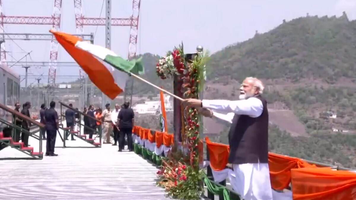 PM Narendra Modi: চেনাব সেতুর উপরে দাঁড়িয়ে গর্বের তিরঙ্গা ওড়ালেন প্রধানমন্ত্রী নরেন্দ্র মোদী (দেখুন ভিডিও)