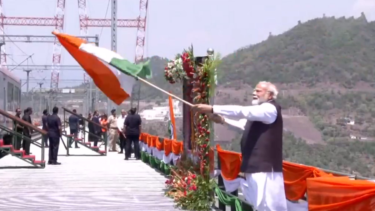 PM Narendra Modi: চেনাব সেতুর উপরে দাঁড়িয়ে গর্বের তিরঙ্গা ওড়ালেন প্রধানমন্ত্রী নরেন্দ্র মোদী (দেখুন ভিডিও)