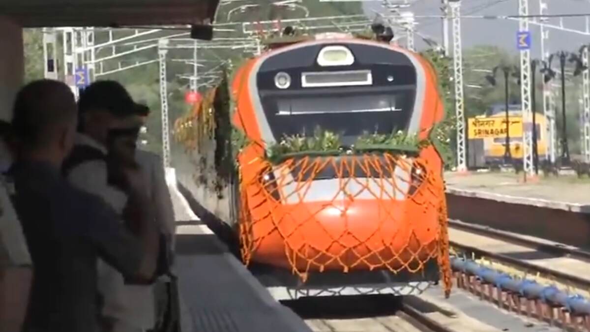 Katra-Srinagar Vande Bharat Express: প্রধানমন্ত্রী মোদীর সূচনা করা বন্দে ভারত এক্সপ্রেস ট্রেন কাটরা থেকে শ্রীনগরে পৌঁছালো, যাত্রীদের উচ্ছ্বাস চোখে পড়ার মত (দেখুন ভিডিও)