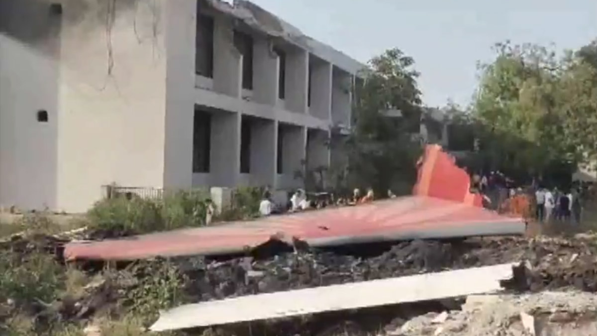 Air India Flight Crash: মেডিকেল কলেজের হোস্টেলের ছাদে আছড়ে পড়েছিল এয়ার ইন্ডিয়া বিমান, দুর্ঘটনায় মৃত্যু একাধিক পড়ুয়ার