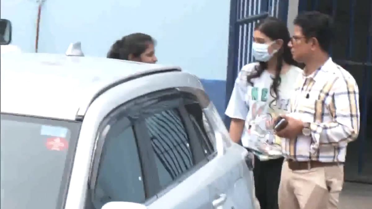 Sharmistha Panoli Case: অবশেষে ছাড়া পেলেন শর্মিষ্ঠা পানোলি, আলিপুর জেলের বাইরে উপস্থিত ছিলেন বাবা-মা, দেখুন ভিডিয়ো