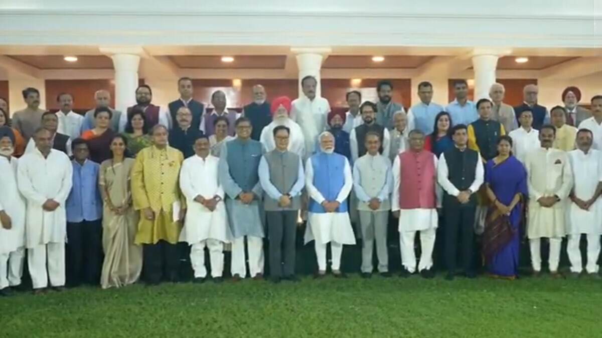 PM Narendra Modi: শশী থারুরদের সঙ্গে নিজের বাসভবনে দেখা করলেন প্রধানমন্ত্রী মোদী