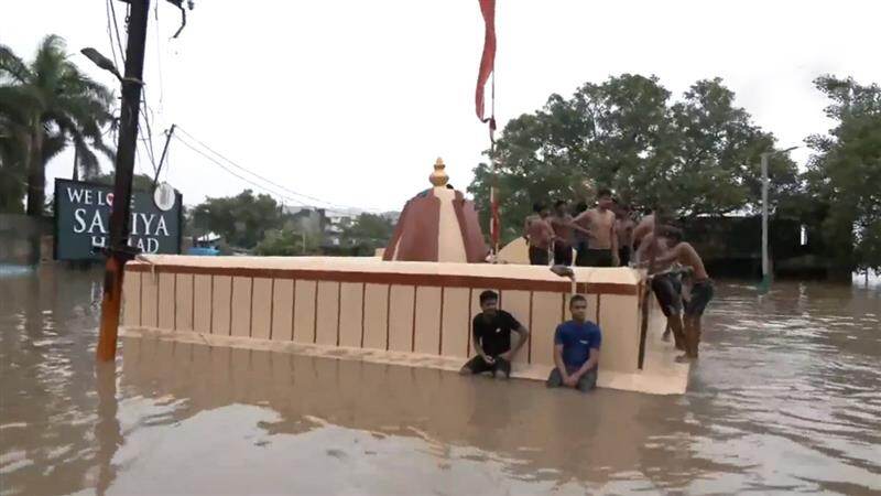 Gujarat Rain: ভারী বৃষ্টিতে বন্যা পরিস্থিতি সুরাটের গ্রামাঞ্চলে, গলা অবধি জলে ডুবেছে মন্দির, সাঁতরে পারাপার