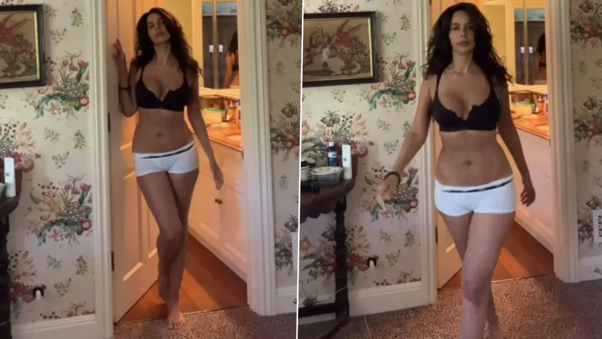 Mallika Sherawat: অন্তর্বাসে বাথরুম থেকে বেরোচ্ছেন মল্লিকা শেরাওয়াত, পঞ্চাশ ছুঁইছুঁই নায়িকার  যৌবন ঠিকরে পড়ছে, দেখুন ভিডিও