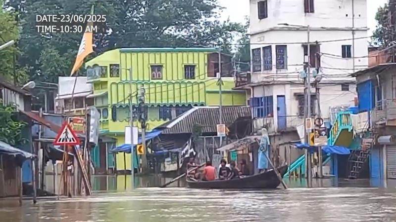 Ghatal: নদীর বাঁধ ভেঙে বন্যায় ফের জলমগ্ন ঘাটাল, দেখুন ভিডিও