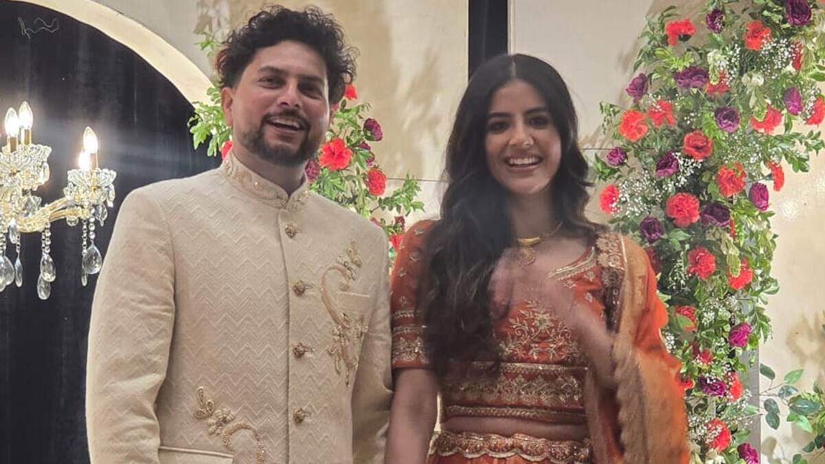 Kuldeep Yadav with Fiancée Vanshika: হবু স্ত্রী বংশিকার সঙ্গে আংটি বদলের ছবি দিয়ে পোস্ট ডিলিট কুলদীপ যাদবের, তাহলে কি বিচ্ছেদ! কিন্তু কেন