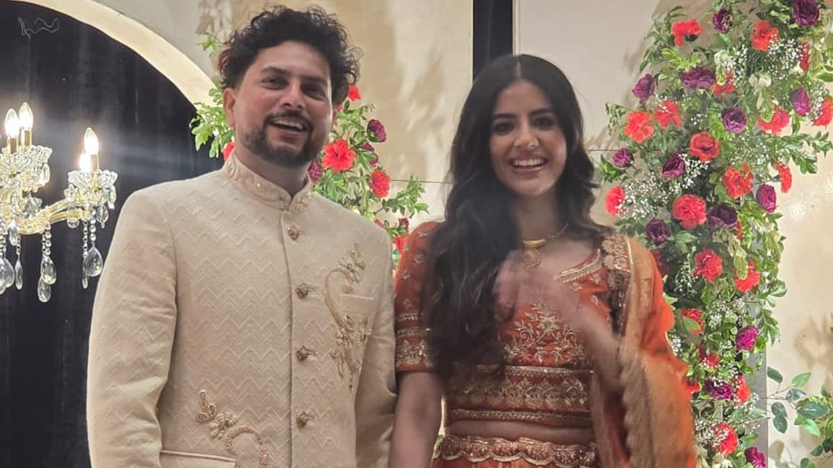 Kuldeep Yadav with Fiancée Vanshika: হবু স্ত্রী বংশিকার সঙ্গে আংটি বদলের ছবি দিয়ে পোস্ট ডিলিট কুলদীপ যাদবের, তাহলে কি বিচ্ছেদ! কিন্তু কেন