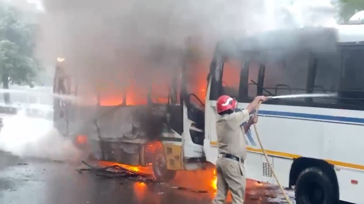 Fire Broke Out: পাঙ্খা রোডে দুর্ঘটনা, দাউ দাউ করে জ্বলছে যাত্রীবাহী বাস