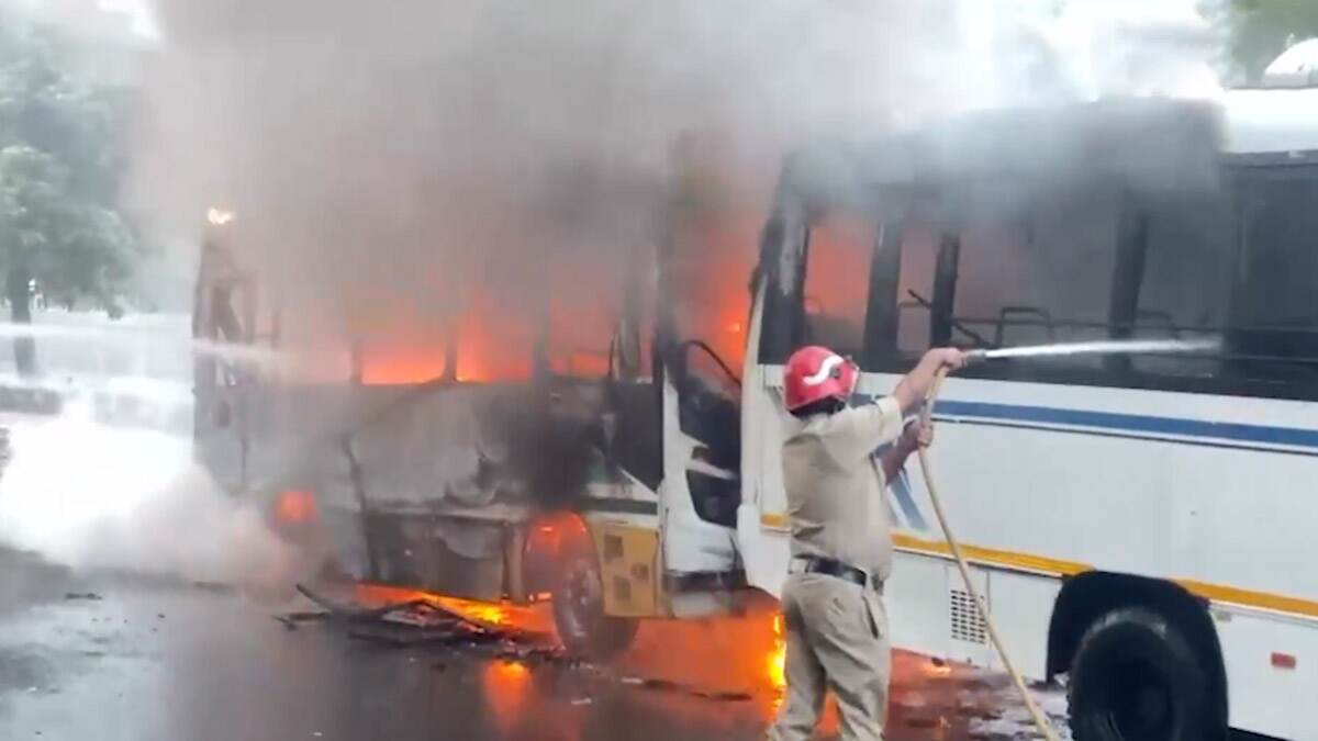 Fire Broke Out: পাঙ্খা রোডে দুর্ঘটনা, দাউ দাউ করে জ্বলছে যাত্রীবাহী বাস