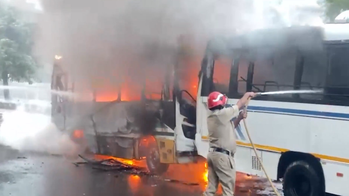 Fire Broke Out: পাঙ্খা রোডে দুর্ঘটনা, দাউ দাউ করে জ্বলছে যাত্রীবাহী বাস
