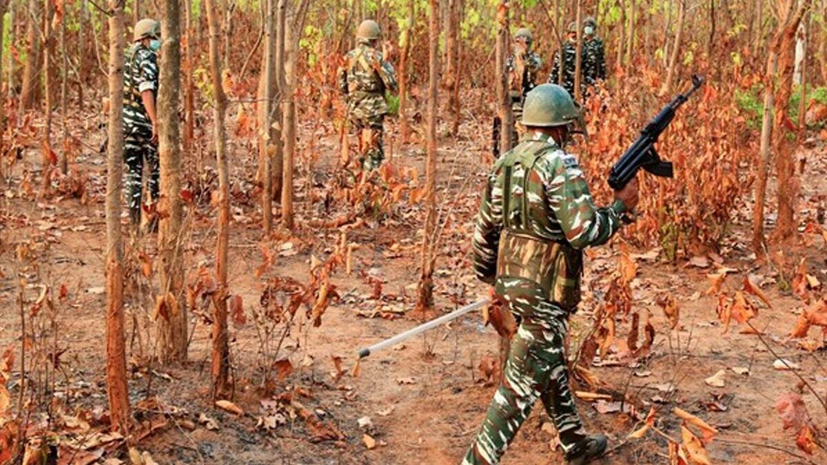Balaghat: বালাঘাটের পাহাড়ে নিরাপত্তা বাহিনীর গুলিতে খতম ৪ মাওবাদী, উদ্ধার গ্রেনেড, রকেট লঞ্চারের মতো গোলাবারুদ