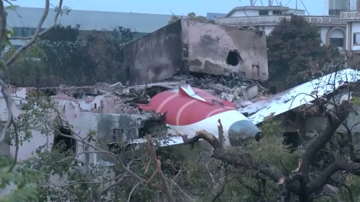 Air India Plane Crash: মস্ত বিমান এখন ধ্বংসস্তূপ, দেখুন কী অবস্থায় পড়ে রয়েছে এআই ১৭১
