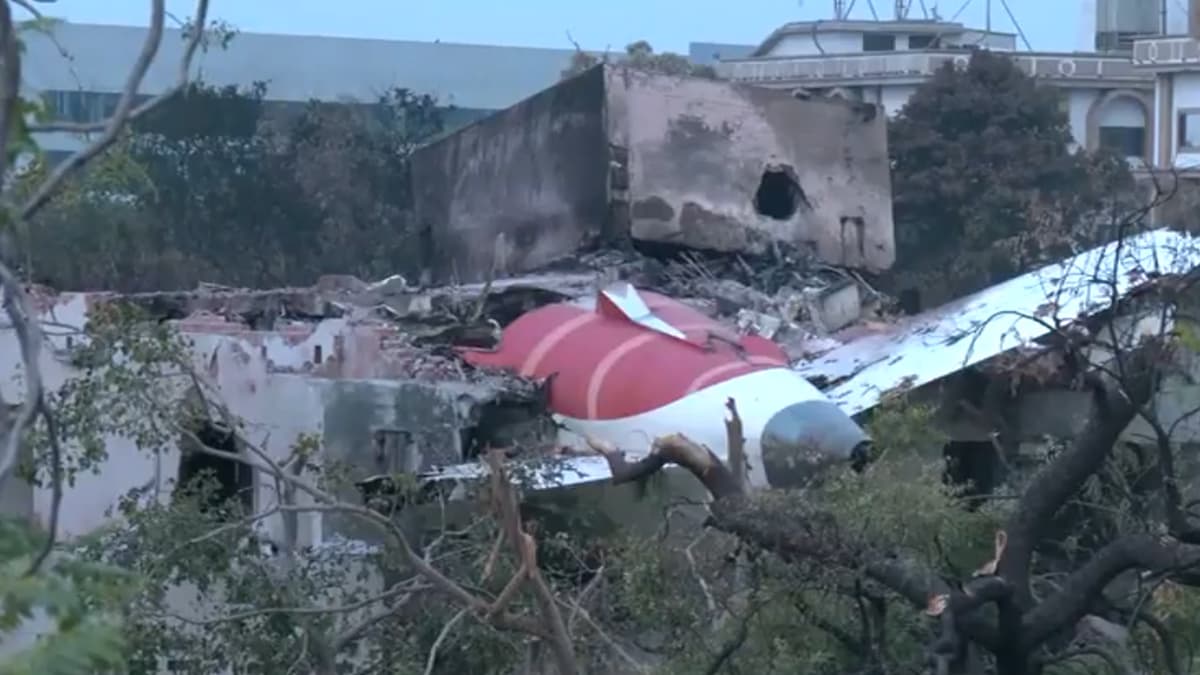 Air India Plane Crash: মস্ত বিমান এখন ধ্বংসস্তূপ, দেখুন কী অবস্থায় পড়ে রয়েছে এআই ১৭১