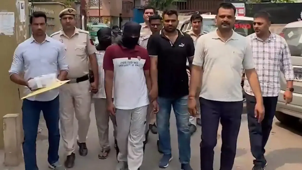 Delhi: বাড়ি ফেরার পথে ব্যবসায়ীর থেকে লক্ষাধিক টাকা লুট, পুলিশি তৎপরতায় গ্রেফতার ডাকাত দলের ২ সদস্য