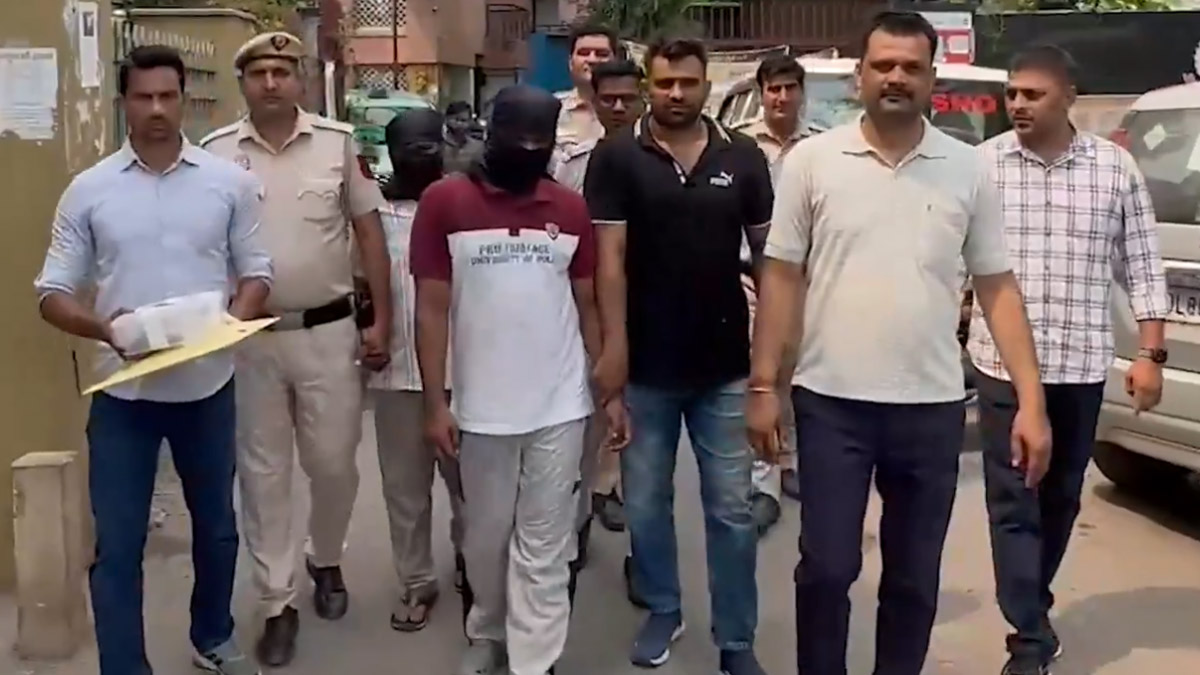 Delhi: বাড়ি ফেরার পথে ব্যবসায়ীর থেকে লক্ষাধিক টাকা লুট, পুলিশি তৎপরতায় গ্রেফতার ডাকাত দলের ২ সদস্য