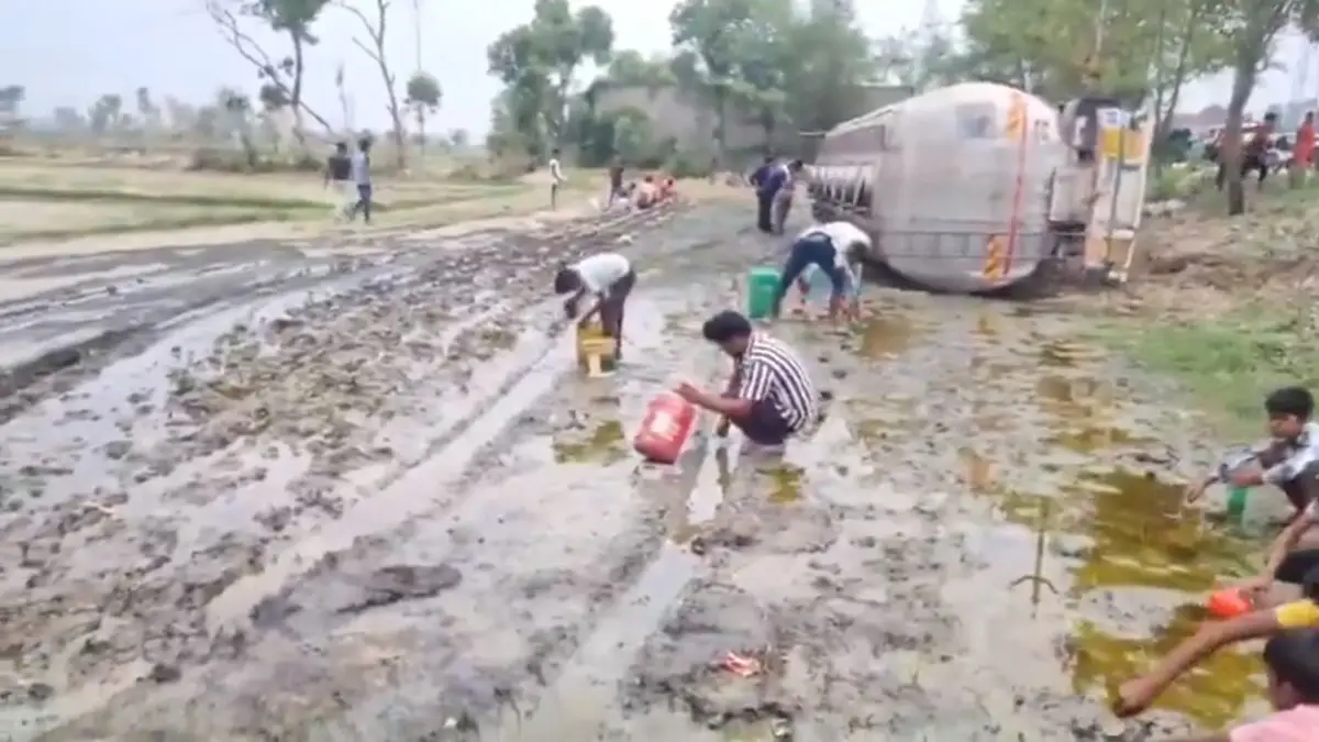 Uttar Pradesh: কাদায় উল্টে পড়ল তেল ভর্তি ট্যাঙ্কার, তেল চেঁছে নিচ্ছে মানুষ