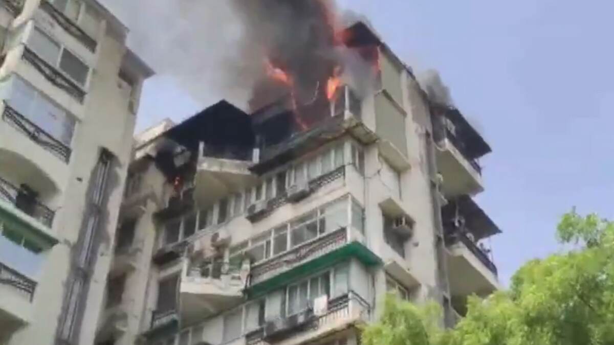 Delhi Fire: দ্বারকার সাবাদ অ্যাপার্টমেন্টের সপ্তম তলায় আগুন, ৮টি দমকলের ইঞ্জিন ঘটনাস্থলে