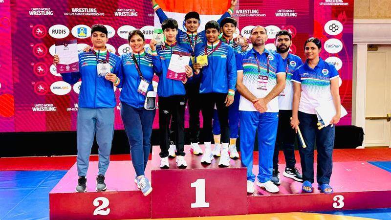 Under-17 Asian Wrestling Championship: ভিয়েতনামে অনূর্ধ্ব-১৭ এশিয়ান কুস্তি প্রতিযোগিতায় ভারতীয় মহিলা কুস্তিগীরদের জয়জয়কার, ১০ টি পদক নিয়ে জিতল চ্যাম্পিয়ন ট্রফি