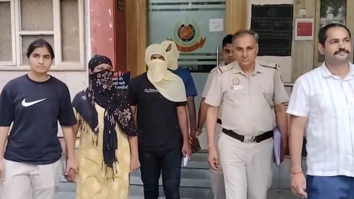 Delhi: ধারালো অস্ত্র দেখিয়ে দিল্লিতে মোবাইল ছিনতাই, চক্রের তিন সদস্যকে গ্রেফতার করল দিল্লি পুলিশ, বাজেয়াপ্ত একাধিক ফোন