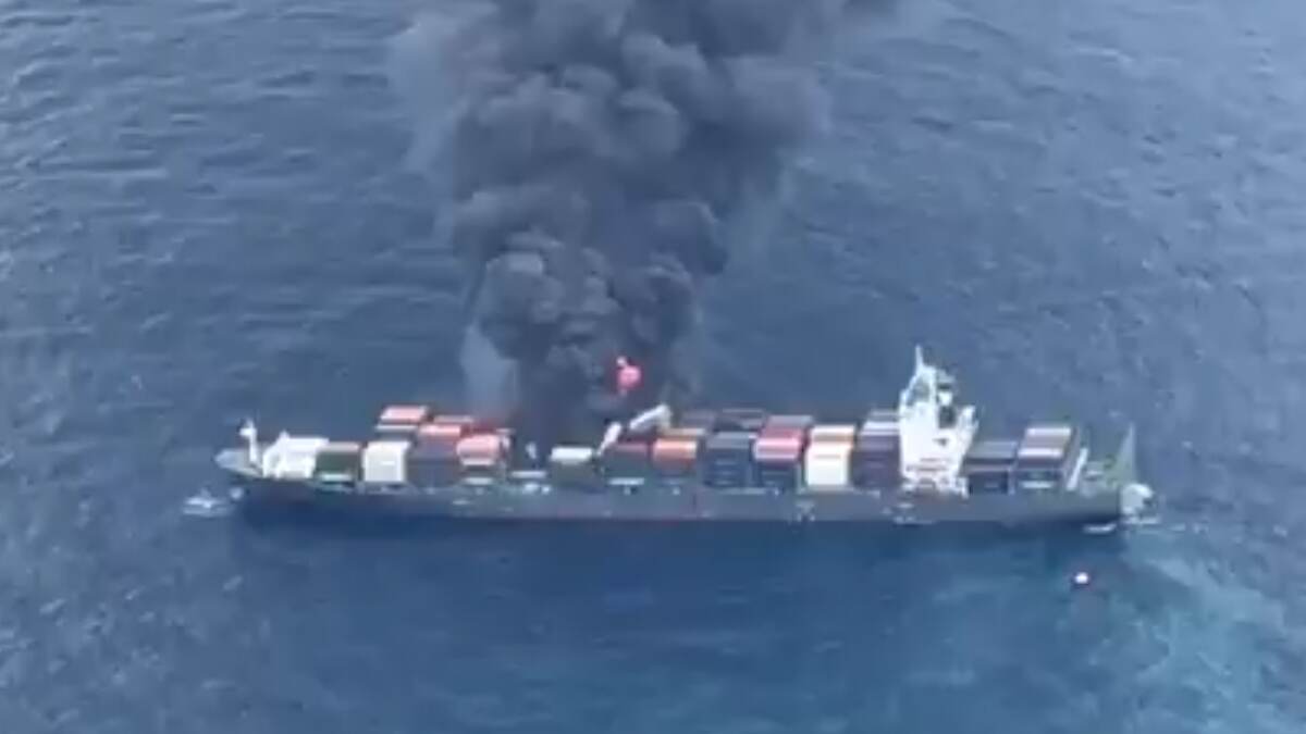 Cargo Ship Catches Fire: মাঝ সমুদ্রে জাহাজে ভয়াবহ বিস্ফোরণ, দেখুন ভিডিও