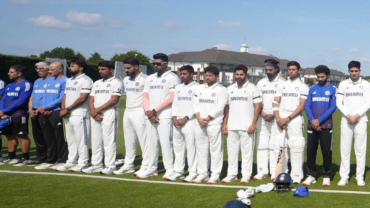 India vs India A in Black Armbands: এয়ার ইন্ডিয়া বিমান দুর্ঘটনায় নিহতদের প্রতি শ্রদ্ধা জানাতে ভারতীয় ক্রিকেটারদের হাতে কালো ব্যান্ড