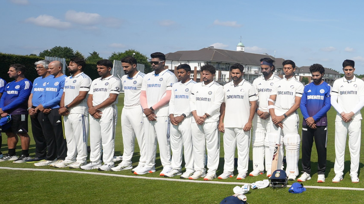 India vs India A in Black Armbands: এয়ার ইন্ডিয়া বিমান দুর্ঘটনায় নিহতদের প্রতি শ্রদ্ধা জানাতে ভারতীয় ক্রিকেটারদের হাতে কালো ব্যান্ড