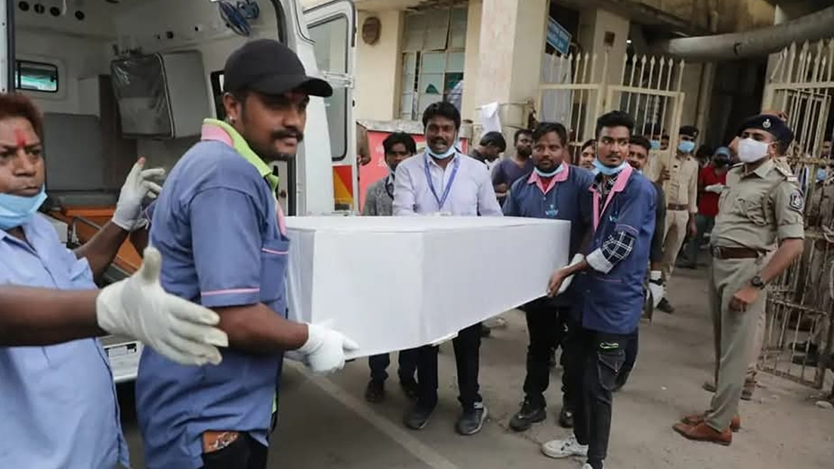 Air India Plane Crash: আহমেদাবাদ সিভিল হাসপাতালের মর্গের বাইরে ভিড়-হাহাকার, পুলিশি ঘেরাটোপ অব্যাহত