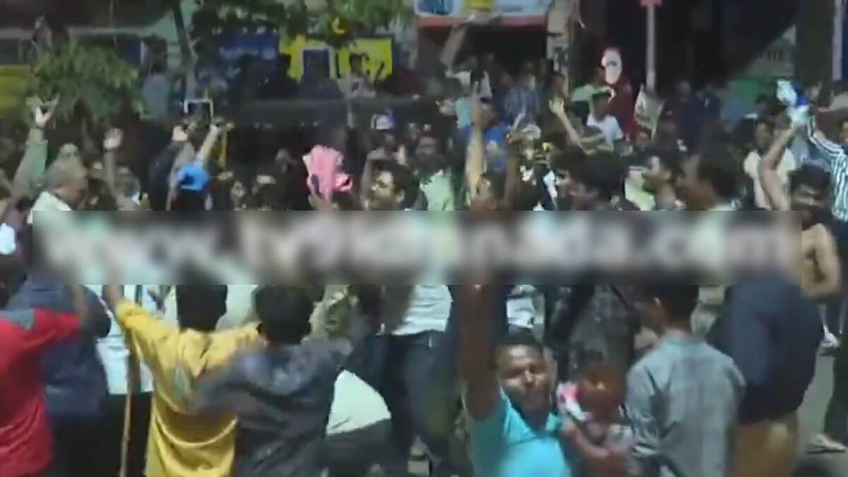 RCB Fans Viral Video: লাঠিচার্জ করতে আসা পুলিশকে কোলে তুলেই নাচ, দেখুন আরসিবি ফ্যানদের ভাইরাল ভিডিও