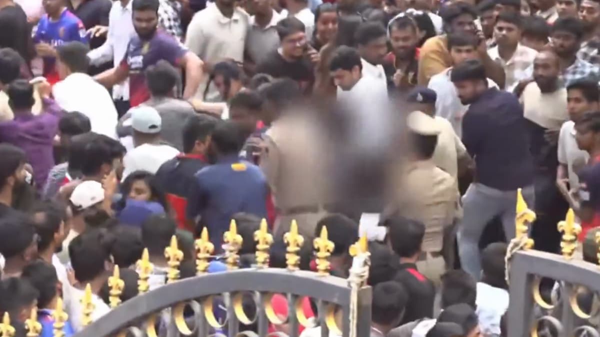 Stampede at Chinnaswamy Stadium: উপচে পড়া ভিড়! চিন্নাস্বামী স্টেডিয়ামে পদপিষ্ট হয়ে ৩ জনের মৃত্যুর আশঙ্কা, আহত অনেক