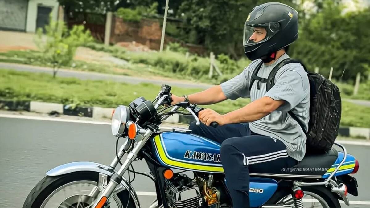 MS Dhoni Riding Bike: আইপিএল শেষে রাঁচিতে ফিরেই বাইক নিয়ে রাস্তায় এমএস ধোনি, দেখুন ছবি