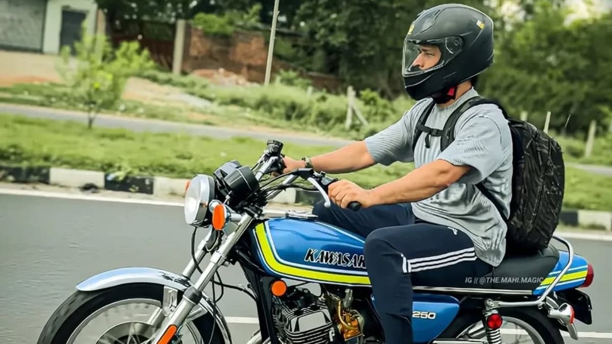 MS Dhoni Riding Bike: আইপিএল শেষে রাঁচিতে ফিরেই বাইক নিয়ে রাস্তায় এমএস ধোনি, দেখুন ছবি