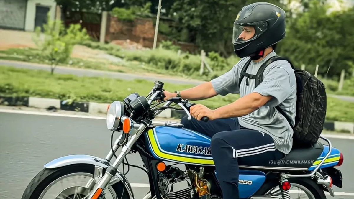 MS Dhoni Riding Bike: আইপিএল শেষে রাঁচিতে ফিরেই বাইক নিয়ে রাস্তায় এমএস ধোনি, দেখুন ছবি