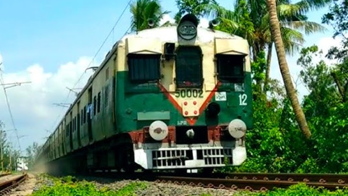Train Engine Speeds Off Without Coaches: প্ল্যাটফর্মে পড়ে রইল সাতটি বগি, যাত্রীদের ফেলেই ছুটে গেল ইঞ্জিন