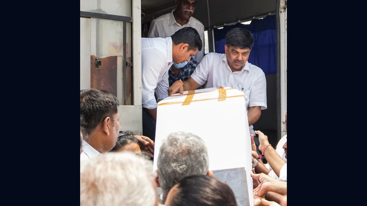 Ahmedabad Plane Crash: এয়ার ইন্ডিয়ার বিমান দুর্ঘটনাস্থল থেকে ককপিট ভয়েস রেকর্ডার উদ্ধার