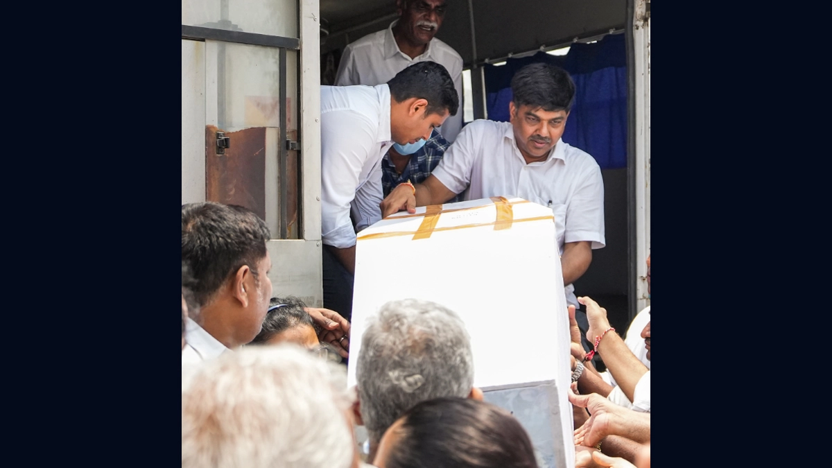 Ahmedabad Plane Crash: এয়ার ইন্ডিয়ার বিমান দুর্ঘটনাস্থল থেকে ককপিট ভয়েস রেকর্ডার উদ্ধার