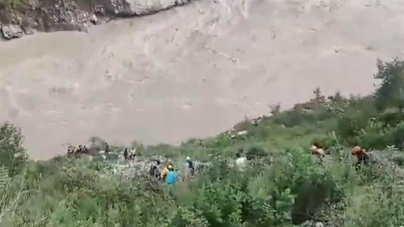 Road Accident: অলকানন্দা নদীতে উল্টে পড়ল যাত্রী বহনকারী বাস, দেখুন ভিডিও