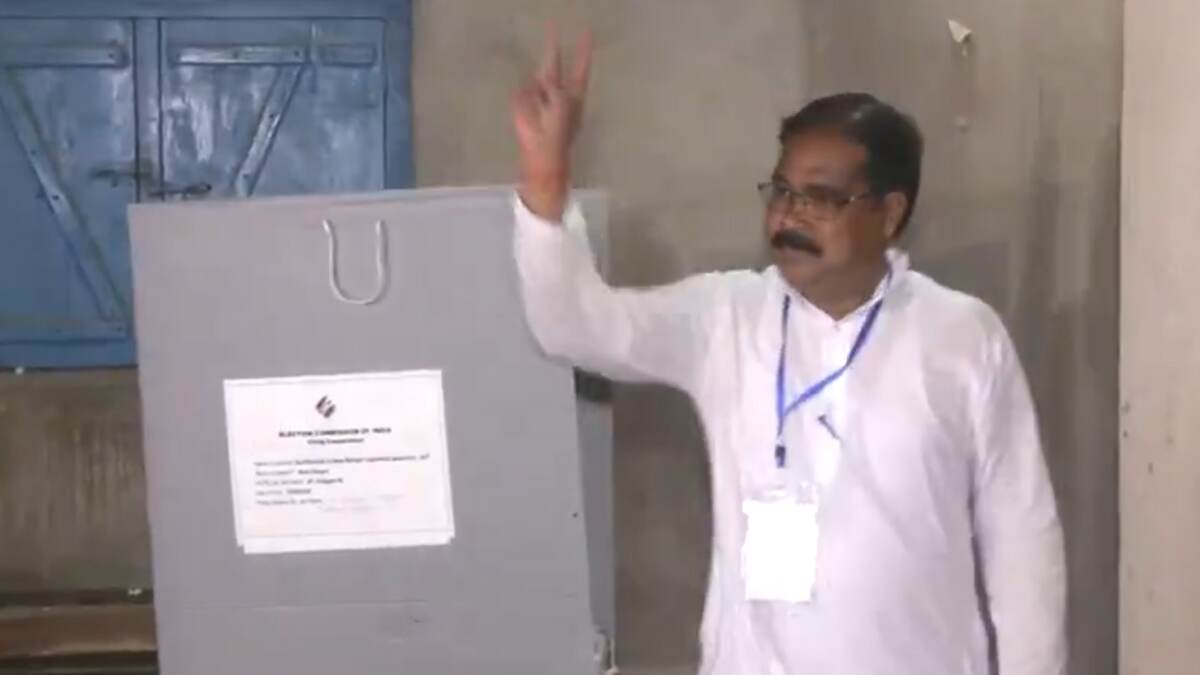 Kaliganj Assembly By-Elections: ভোটগ্রহণের সকালেই নিজের অধিকার প্রয়োগ বিজেপি প্রার্থী আশীষ ঘোষের, জোরকদমে চলছে ভোটগ্রহন