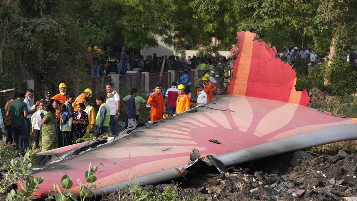 Air India Plane Crash: আহমেদাবাদে এয়ার ইন্ডিয়ার বিমান দুর্ঘটনায় মৃত বেড়ে ২৭৪, ধ্বংসস্তূপ সরানো সম্পূর্ণ হলে বাড়তে পারে সেই সংখ্যা
