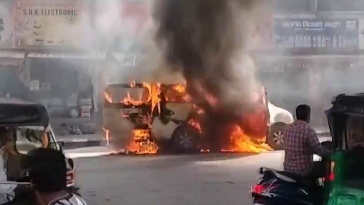 Tirupati Moving Car Fire: ব্যস্ত রাস্তায় আচমকা দাউদাউ করে জ্বলে উঠল গাড়ি, ভিতরে চালক-সহ ৬ যাত্রী, কী হল তাঁদের?