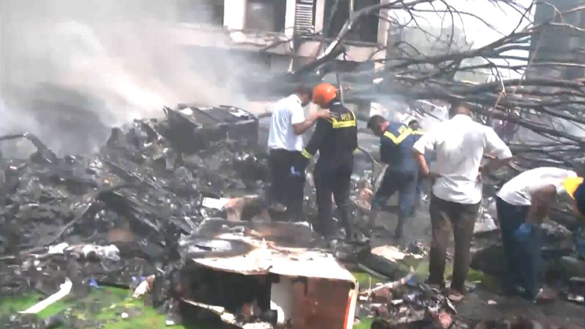 Air India Flight Crash: এখনও চলছে আগুন নেভানোর কাজ, কয়েক মুহূর্তের মধ্যে সব শেষ, বিমান ভেঙে পড়ার আগেও এটিসি-তে বার্তা দিয়েছিলেন পাইলট
