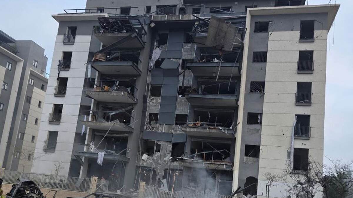 Israel-Iran War: প্রথমবার ইজরায়েলের বজ্র আটুনি ভেঙে বেইটে শেনে আছড়ে পড়ল ইরানের ড্রোন, দেখুন ভিডিও