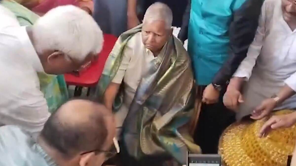 Lalu Prasad Yadav Birthday: রাবড়ি দেবীকে পাশে নিয়ে ৭৮তম জন্মদিন উদযাপন করলেন লালু প্রসাদ যাদব