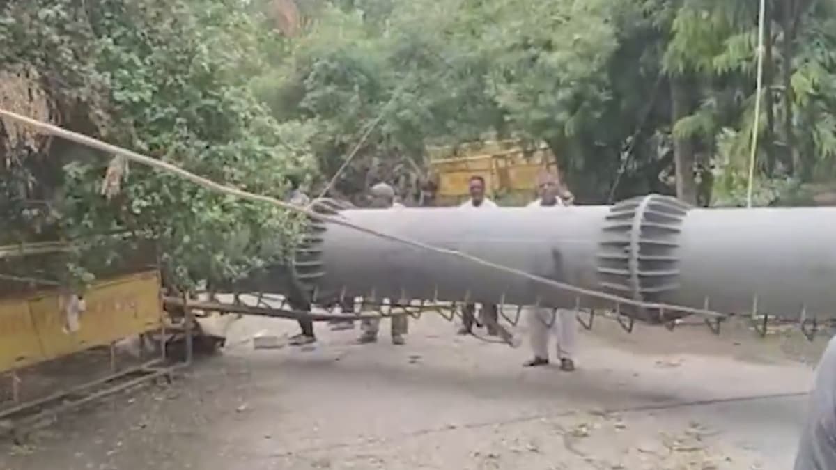 Delhi: দিল্লিতে প্রবল ঝড়-বৃষ্টি, ভোররাতে ভেঙে পড়ল ১০০ ফুটের মোবাইল টাওয়ার
