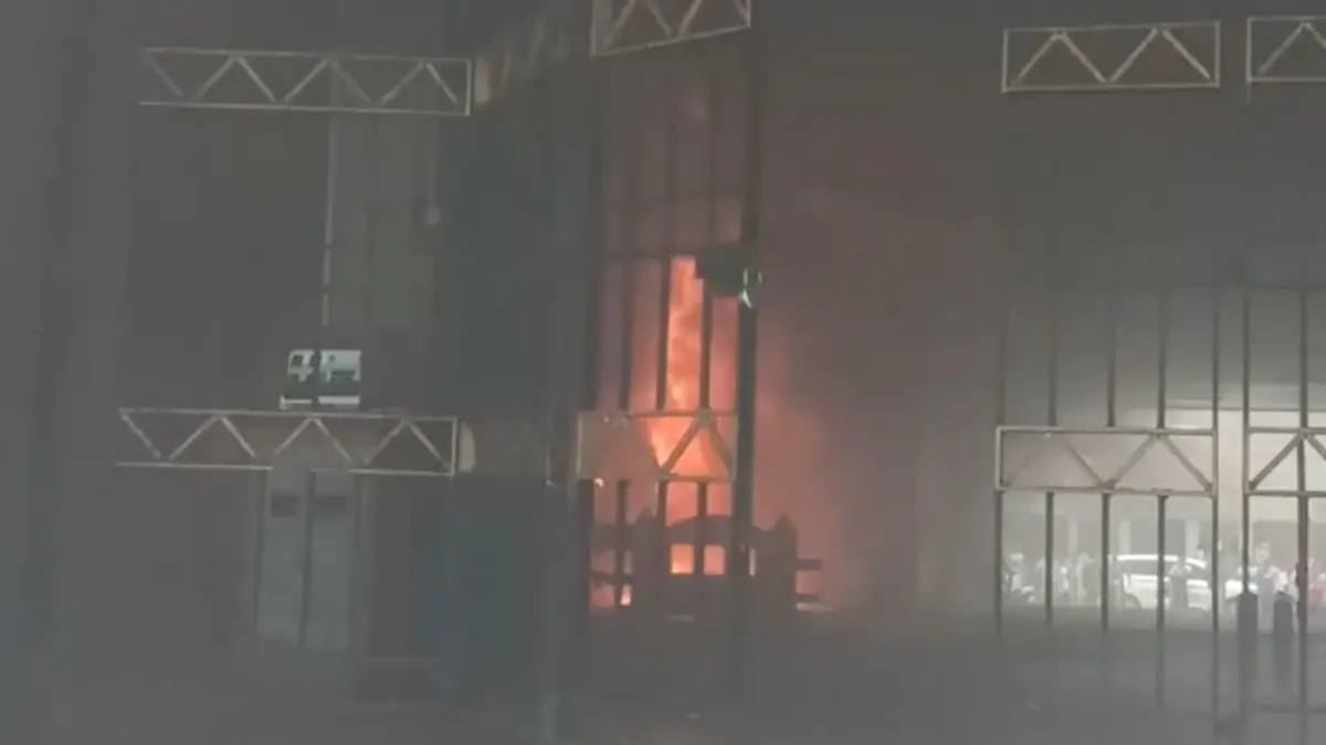 Mumbai Fire: চার্জগেট স্টেশনে ভয়াবহ অগ্নিকাণ্ড, ঘটনাস্থলে দমকলের একাধিক ইঞ্জিন, দেখুন ভিডিয়ো